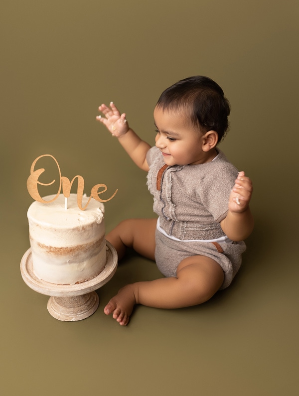 baby with cake, cake smash session, Austin Texas family photographer