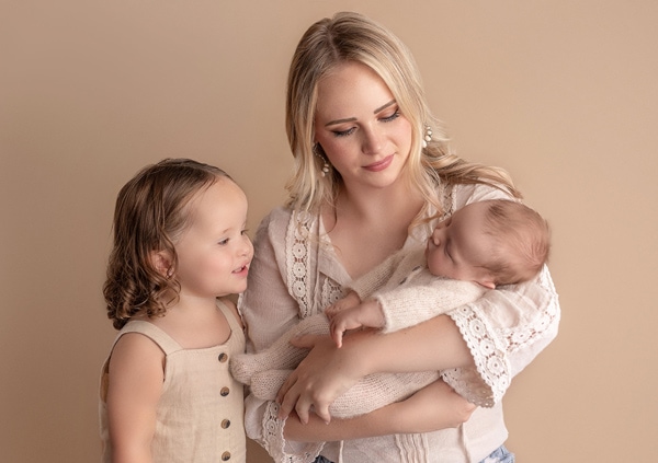 Baby with family, baby and sibling photoshoot, mom holding newborn baby